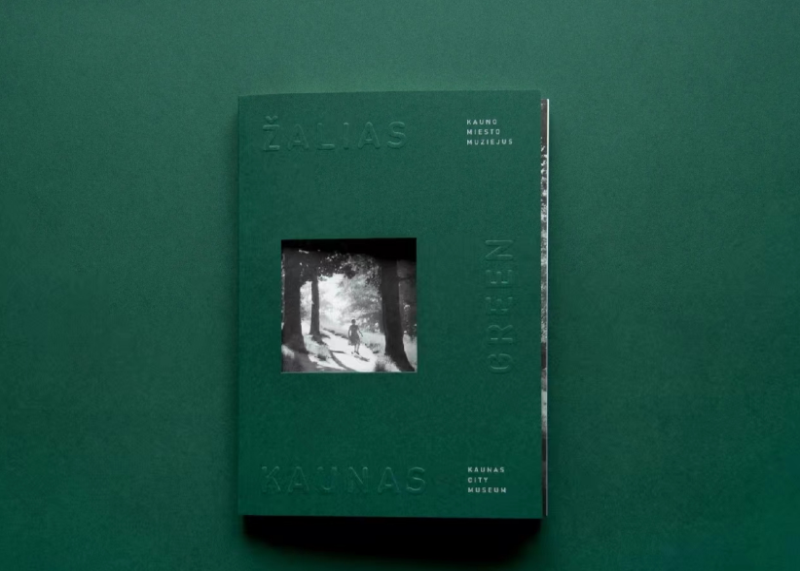 通過顏色來表達(dá)畫冊(cè)的深意