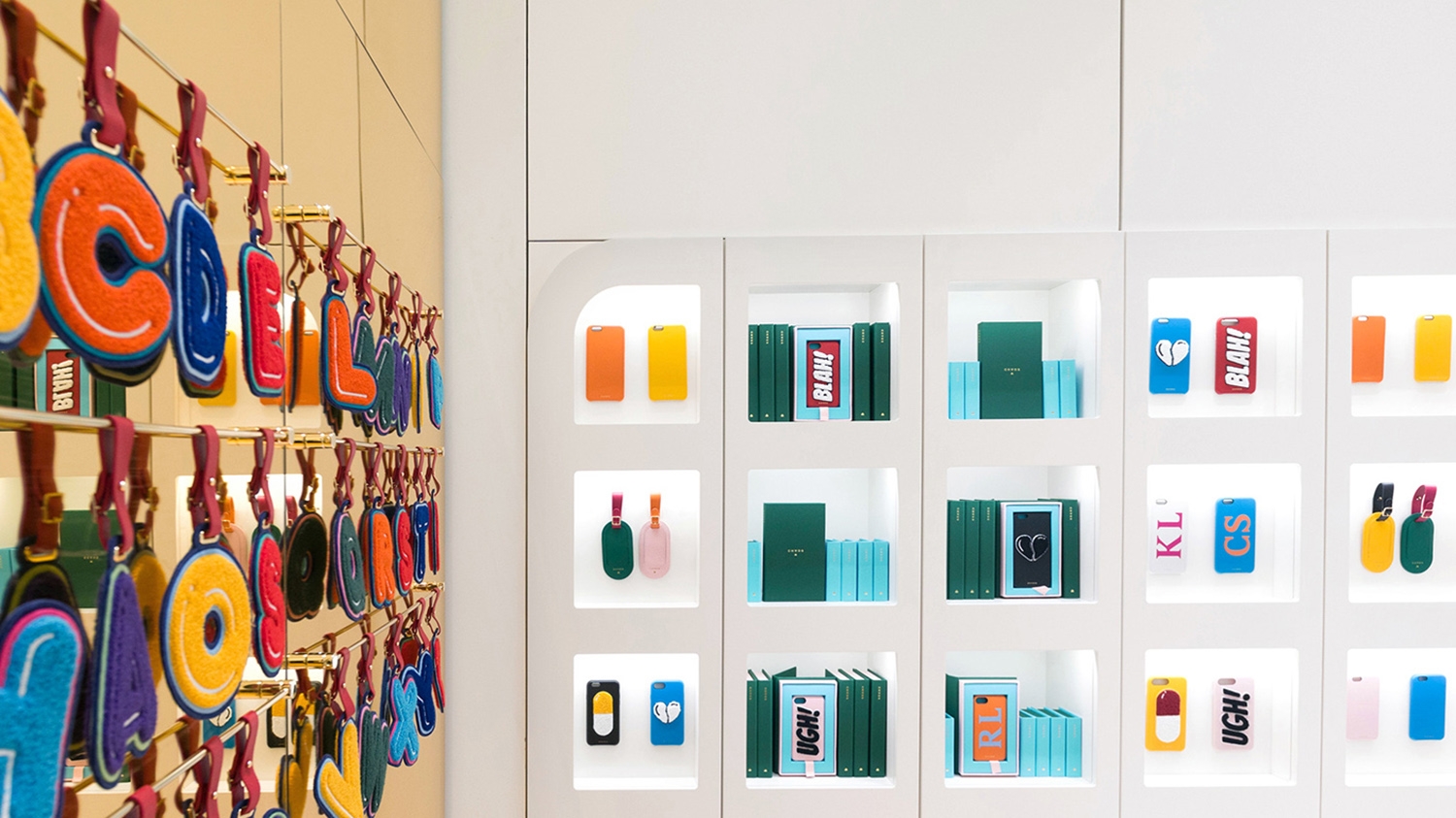 時尚配飾品牌個性配飾手機殼、護身符、拉鏈等創意產品包裝設計