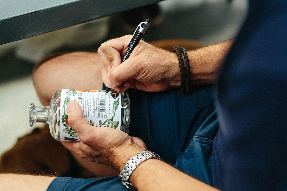 經典海角干燥風格，淡淡的柑橘味白酒包裝設計