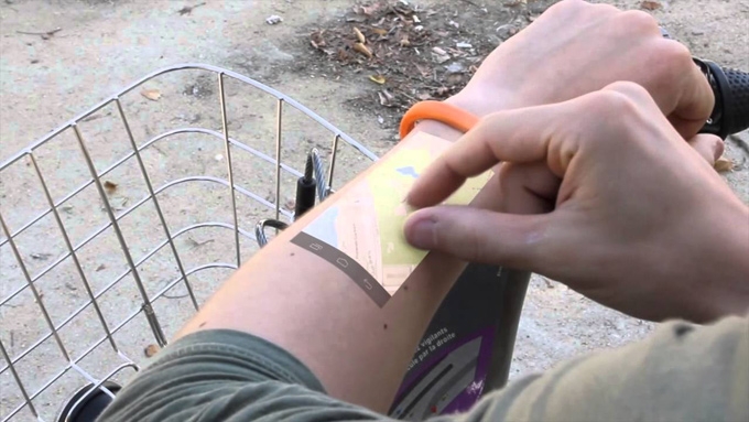 直接在手臂上玩手機？|科技產品設計